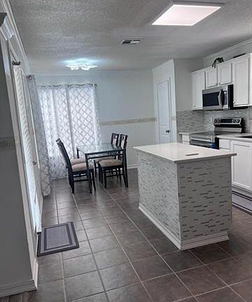 3rd image of 60 Moss Dr