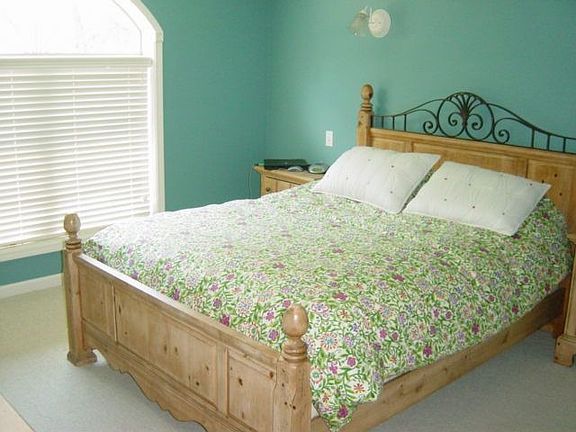 Master with windows to lake