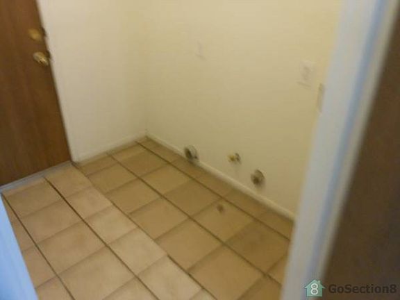 4th image of 1611 E Yale Ave