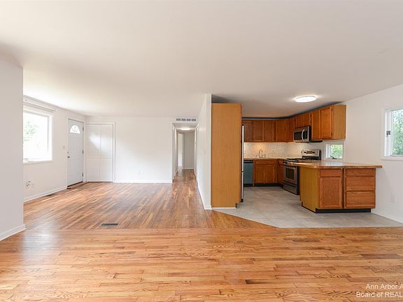 5th image of 2123 Champagne Dr