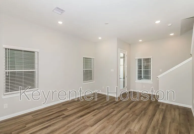 9910 Clark Rd #B — Photo 4