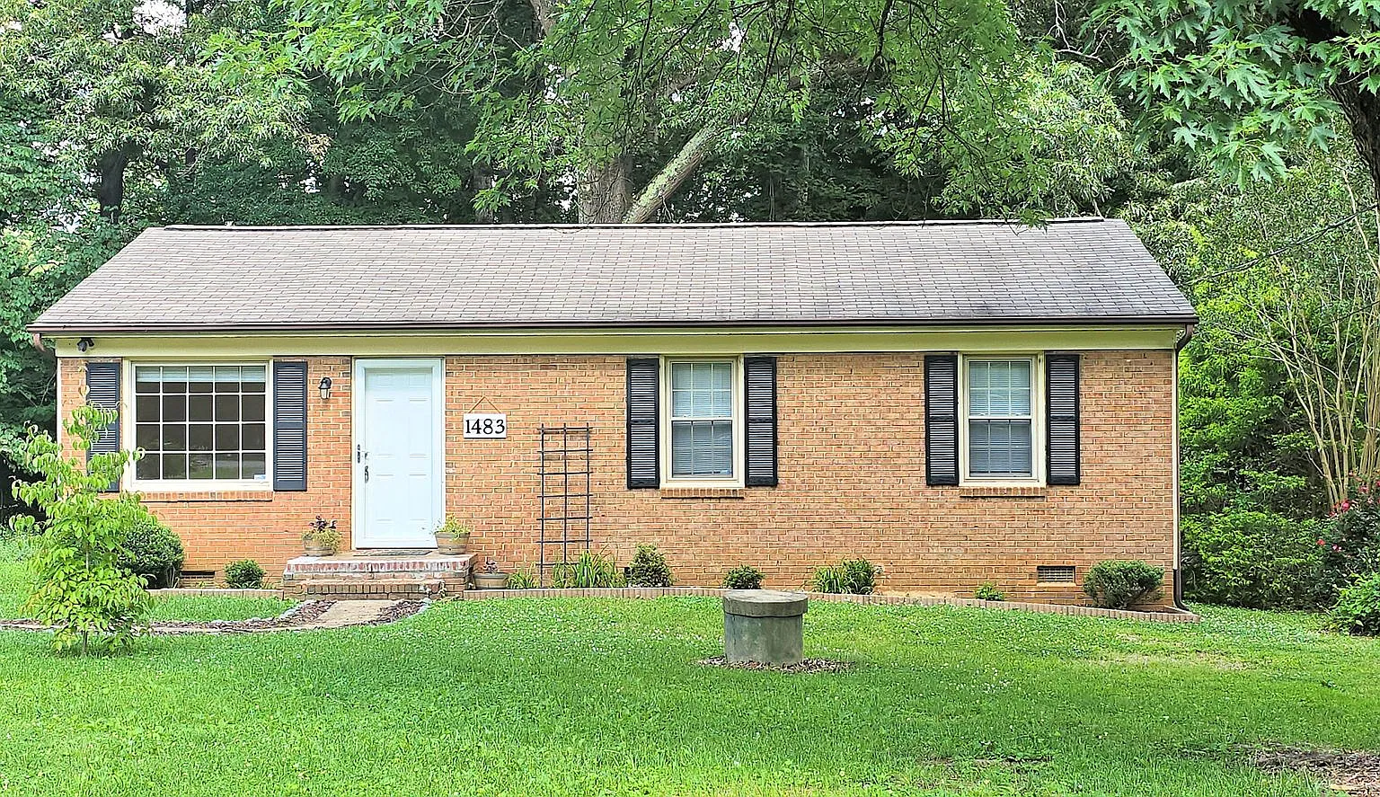 Cutest Brick ranch in Pfafftown. — Photo 1