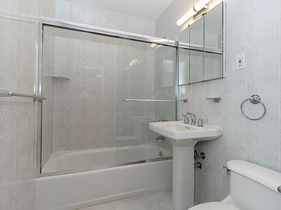 5th image of 150 E 18th St APT 9B