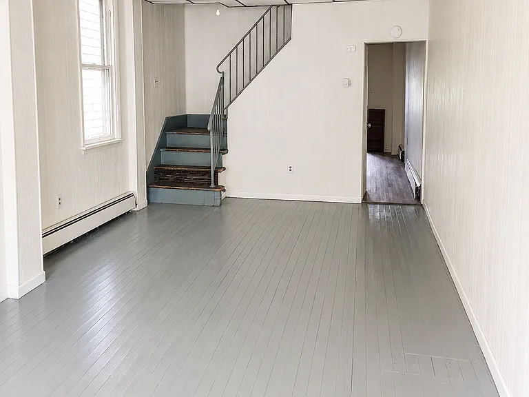 643 E 4th St — Photo 2