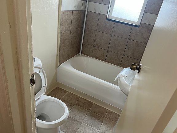 2nd image of 3906 Beverly Blvd #H611