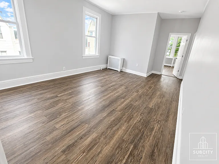 381 Leslie St #2C — Photo 3