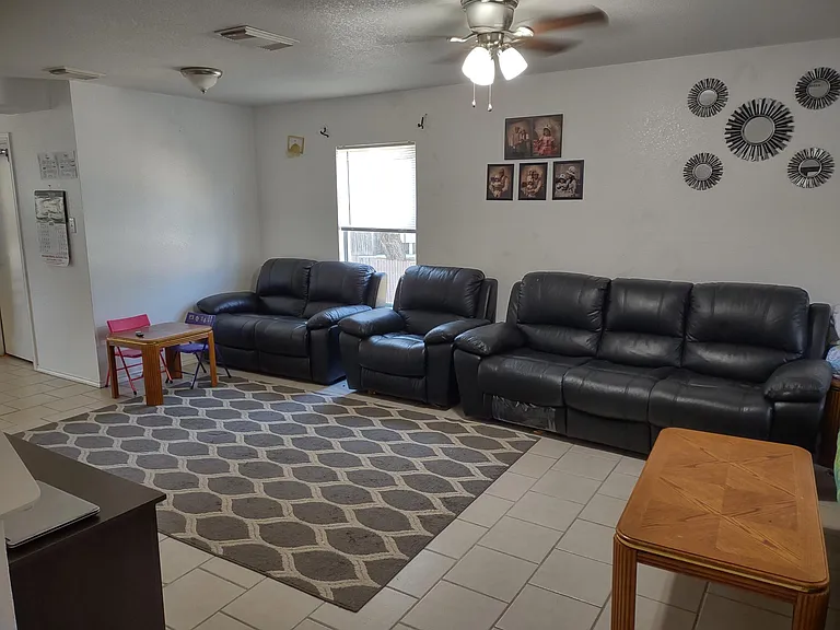 19 Fannin Post — Photo 4