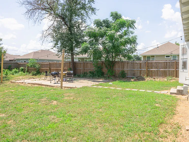 1902 Miller Ave — Photo 63