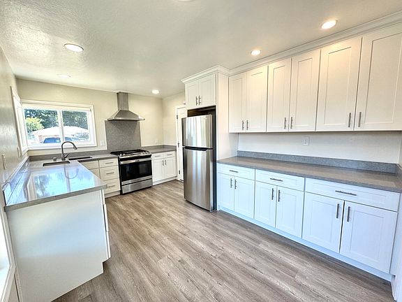 3rd image of 908 Live Oak Dr
