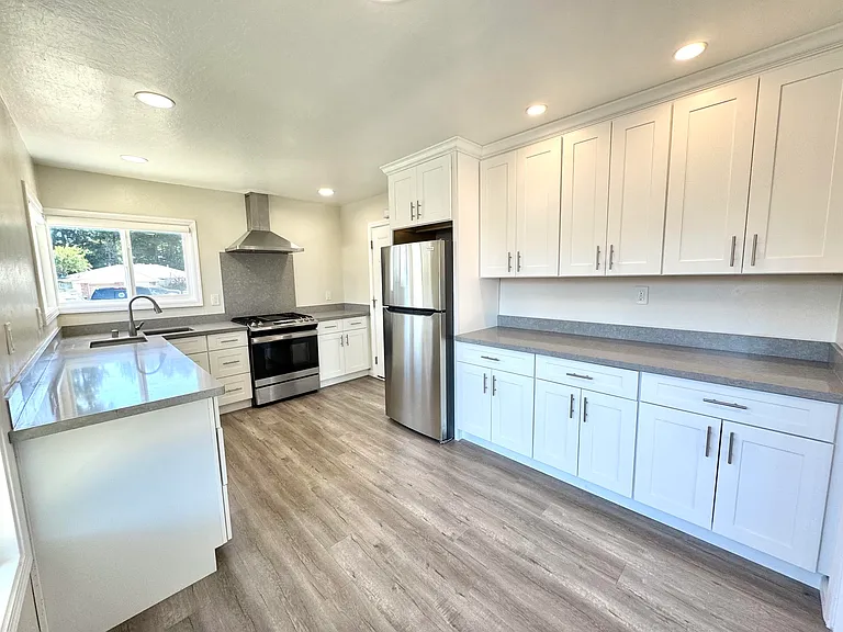 908 Live Oak Dr — Photo 3