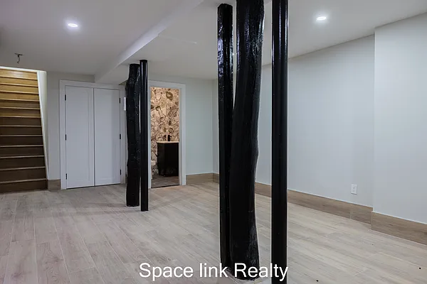 Rented by Space Link Realty | media 11