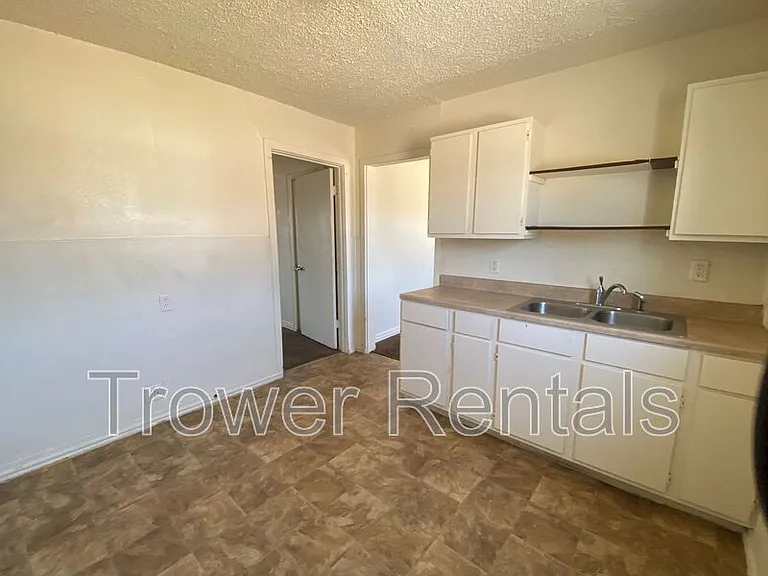 2101 W 10th St #7 — Photo 11