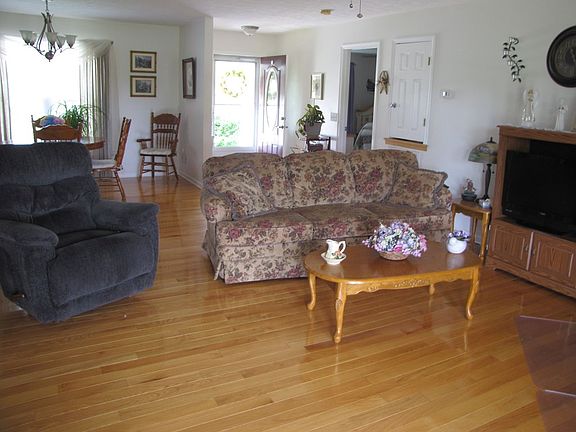 5th image of 176 Pleasant Pine Dr