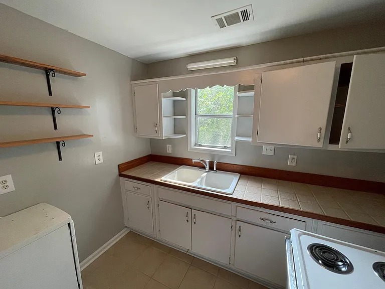 552 Pulaski St — Photo 59