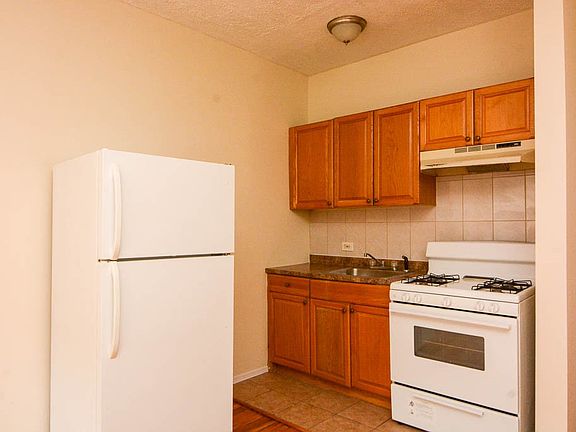 2nd image of 2737 N Spaulding Ave #912