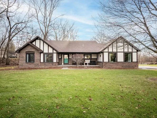 9126 Scenic Dr, Brighton, MI 48114