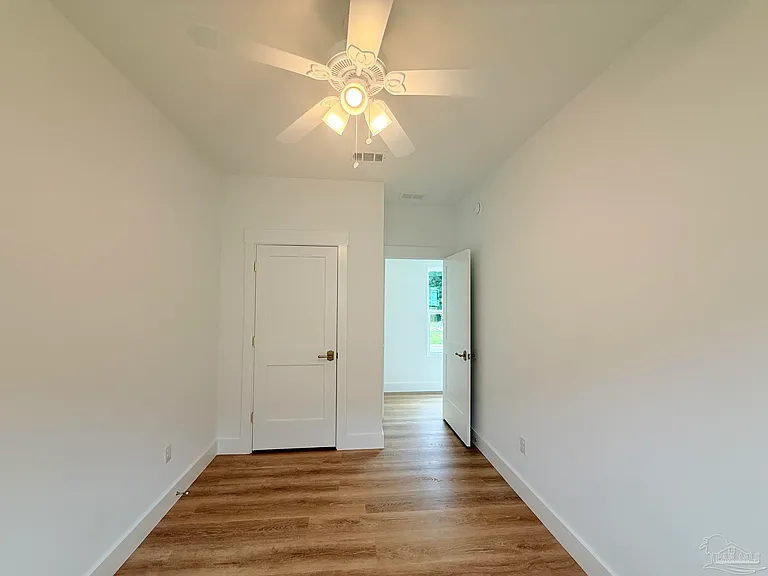 1901 N Davis Hwy — Photo 18