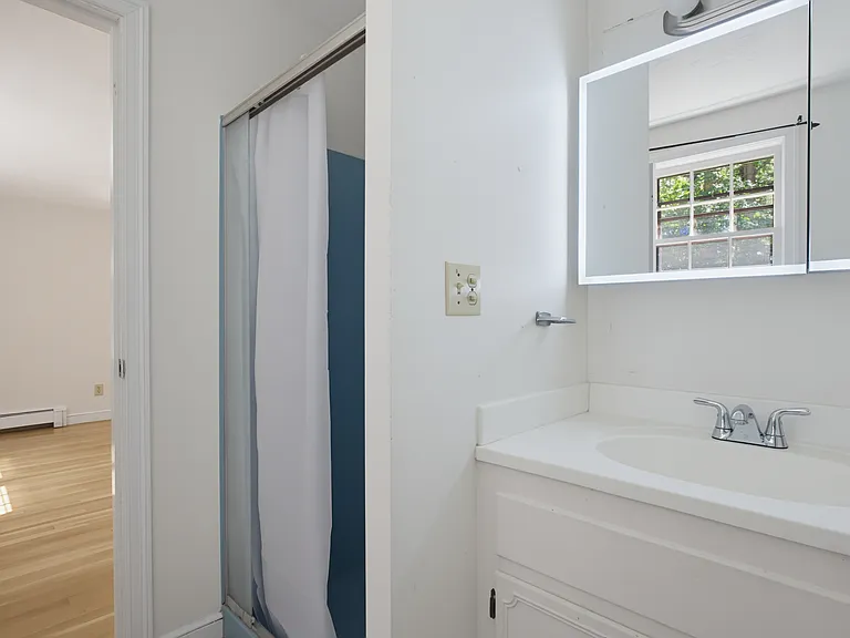 37 Woodbury Rd — Photo 10
