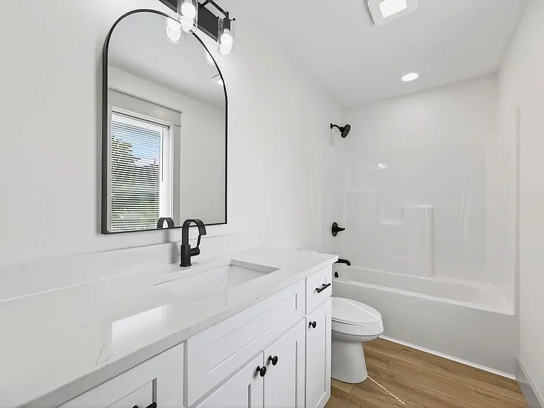 422 E Cottage Grove Ave — Photo 5