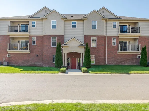 5656 Flagstaff Pines Dr #401, Utica, MI 48317