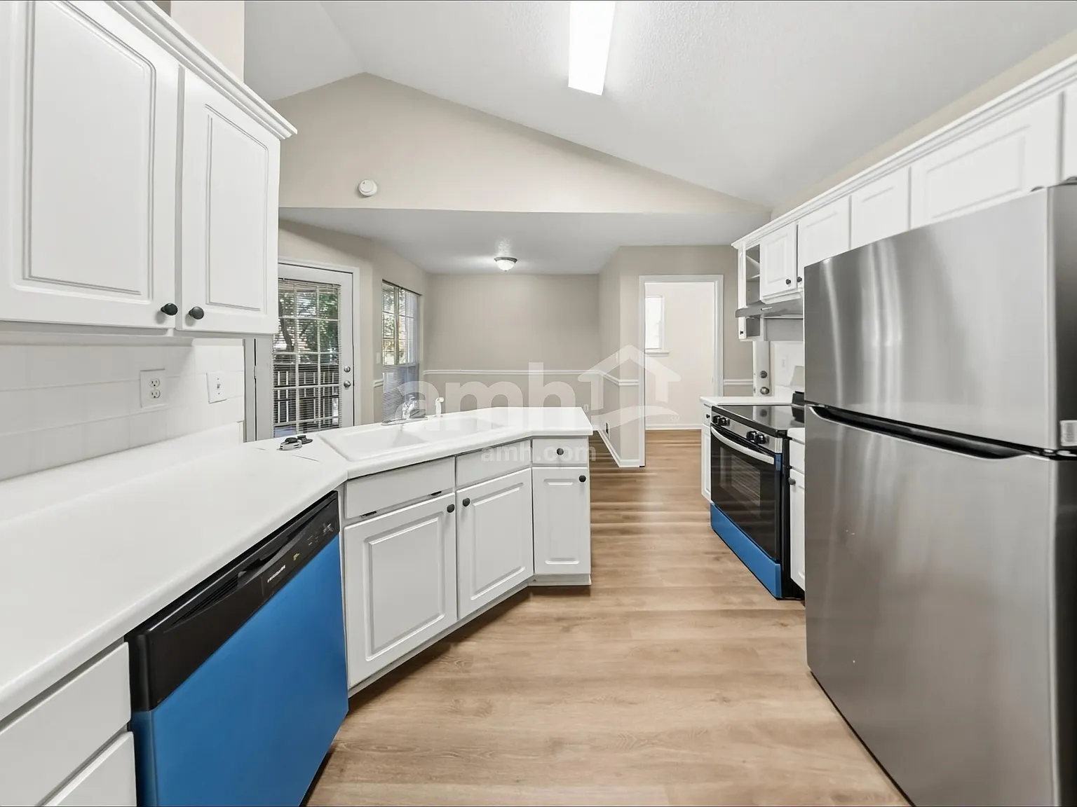 3 bed, 2.0 bath, 1450 sqft, $1,925 — Photo 3