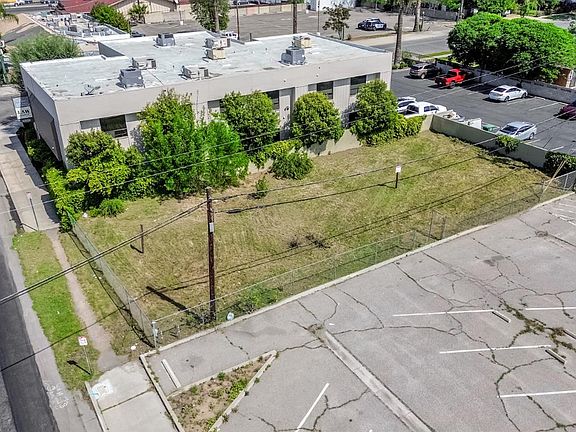 3rd image of 3004 N Maroa Ave