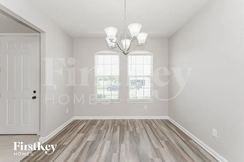 4 bed, 2.0 bath, 2256 sqft, $3,060 — Photo 4