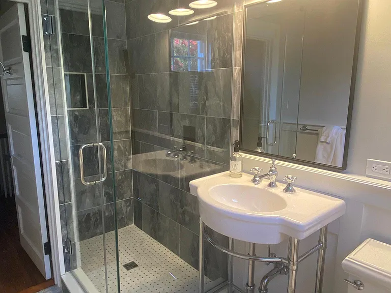 2nd floor hallway full bathroom