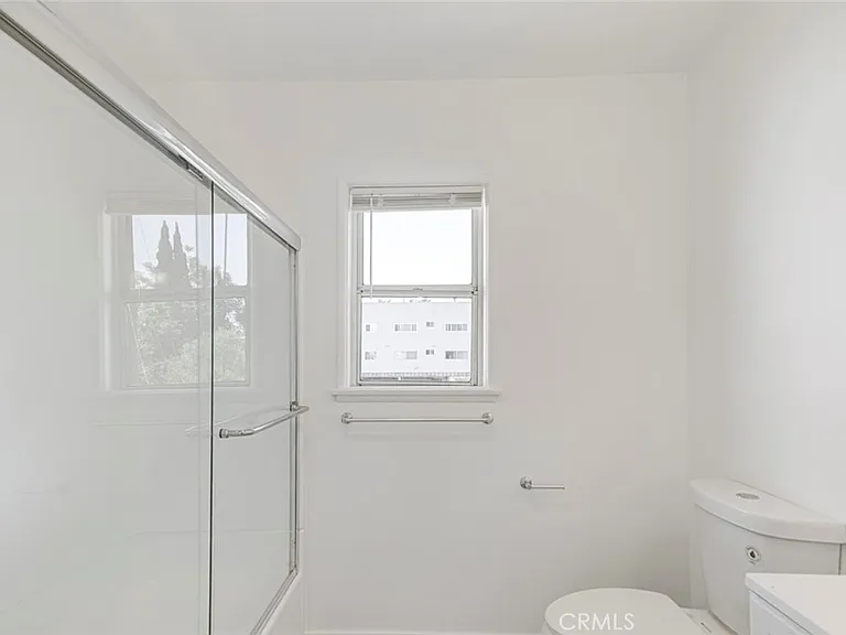 14916 Wyandotte St — Photo 10
