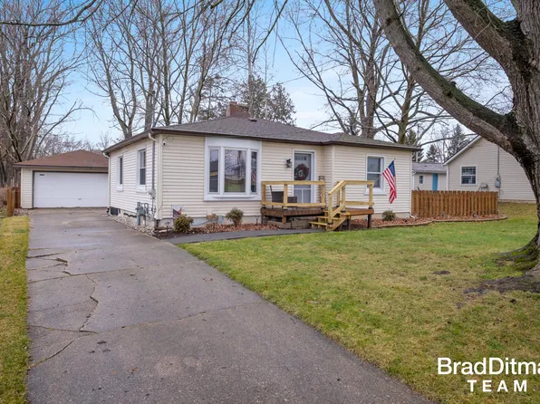 65 Betty St NE, Comstock Park, MI 49321