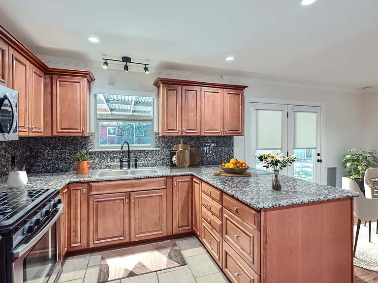 808 Hill Wood Dr — Photo 4