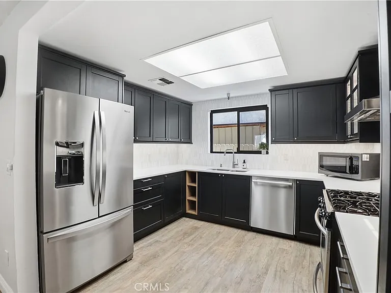 9960 Owensmouth Ave — Photo 10