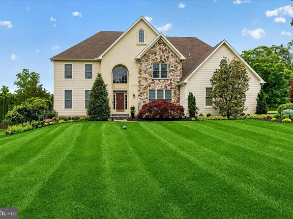 104 Whisper Wood Ct, Newtown, PA 18940