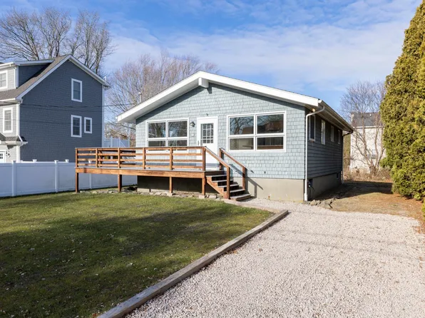 22 Deck St, Jamestown, RI 02835