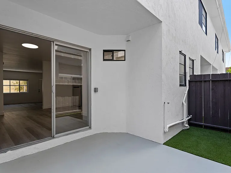 E Avenue - Coronado — Photo 29