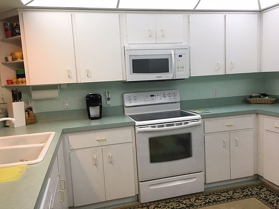 Kitchen - all appl stay!
