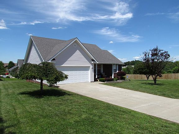 3rd image of 527 Applewood Ln