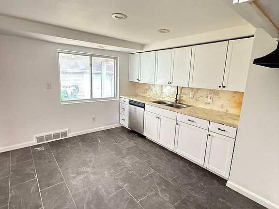 4th image of 25510 Benton Ave