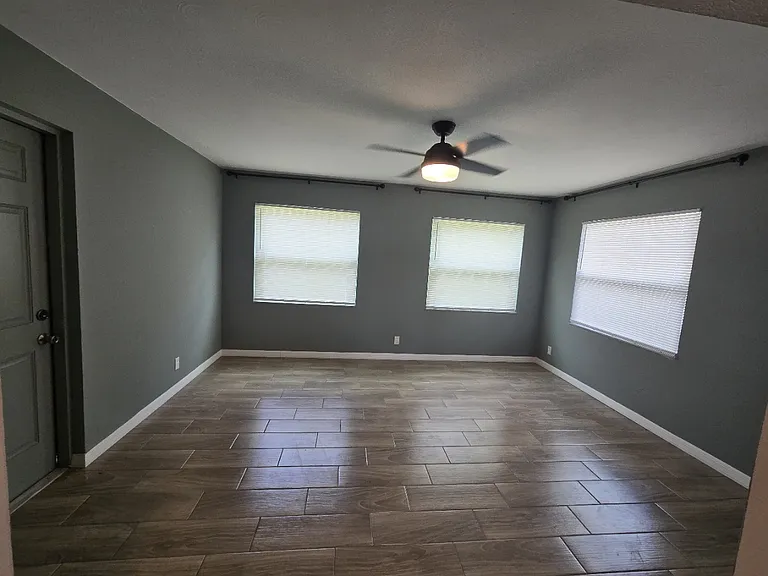 203 Chalmer Dr — Photo 11