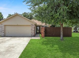 125 Gilbert Cir, Grand Prairie, TX 75050