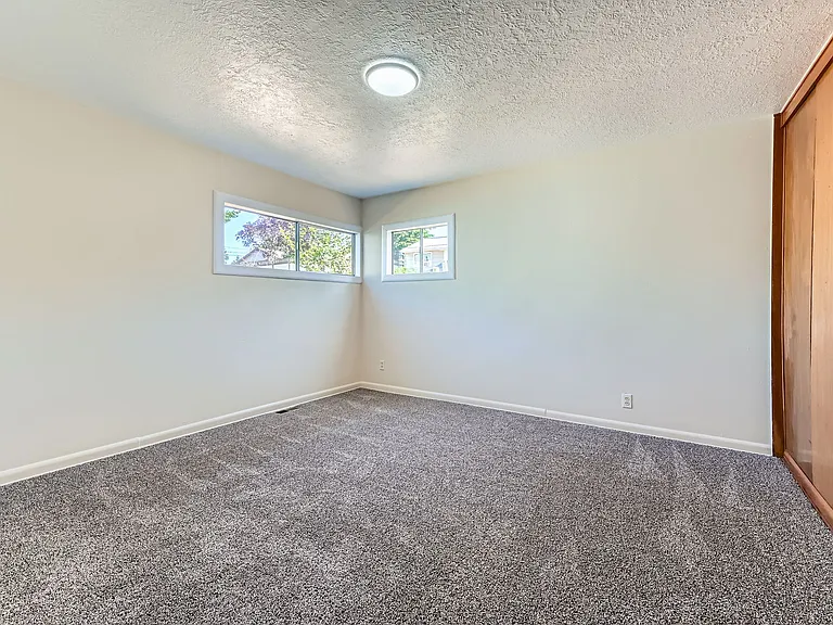 6754 SE Alder Pl — Photo 17