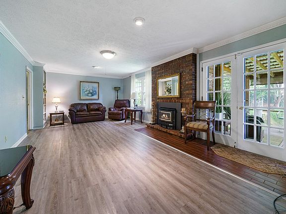 3rd image of 310 Julia Dr