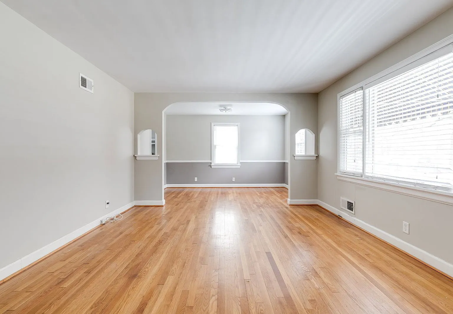 3 bed, 1.0 bath, 1191 sqft, $2,325 — Photo 2