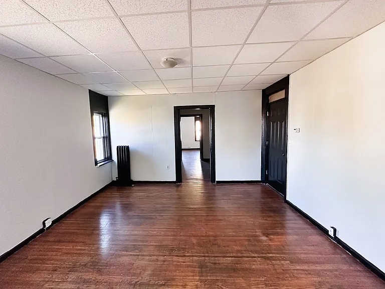 111-115 Lyell Ave — Photo 5