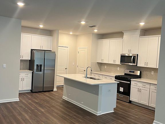 4th image of 980 Sunny Lake Dr