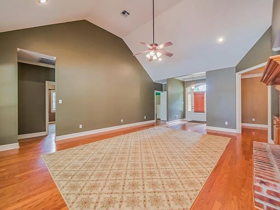 5th image of 301 Goodwood Cir