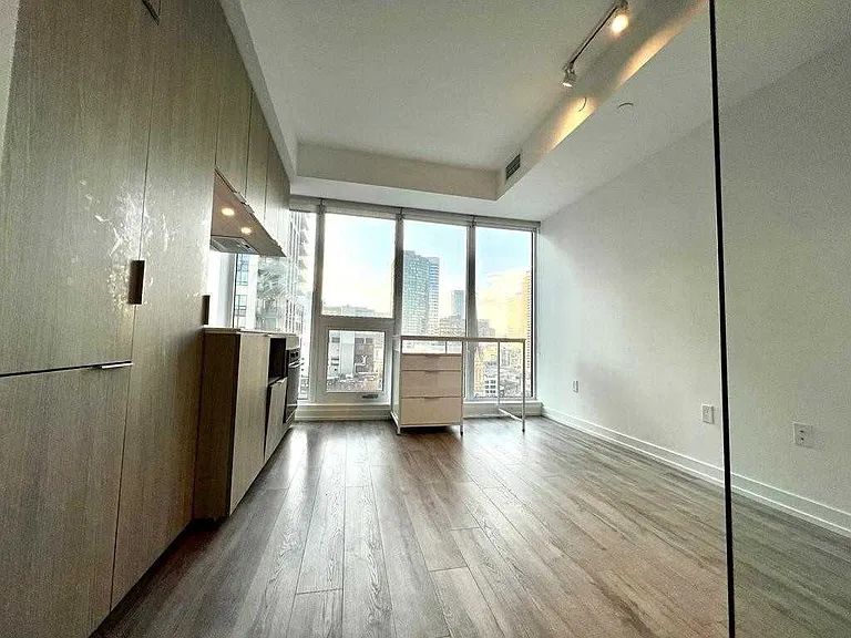 75 Shuter St #2015 — Photo 17
