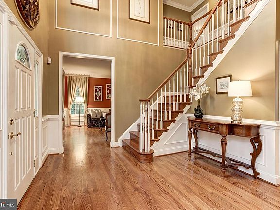 3rd image of 907 River Knoll Ct