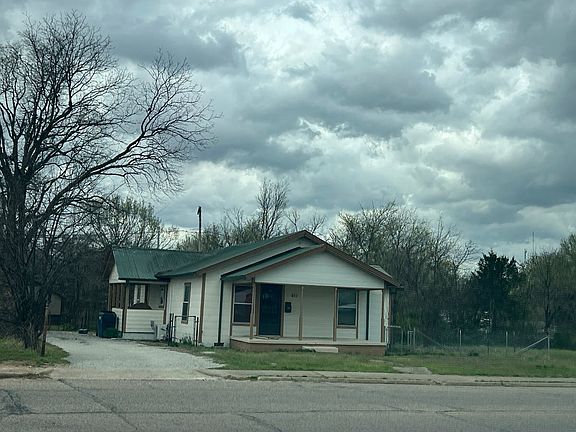 3rd image of 611 W Strothers Ave