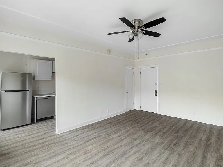1623 N Mariposa — Photo 5